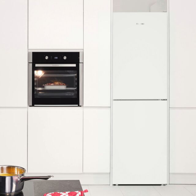 BLOMBERG KND24692V 60cm Fridge Freezer in White