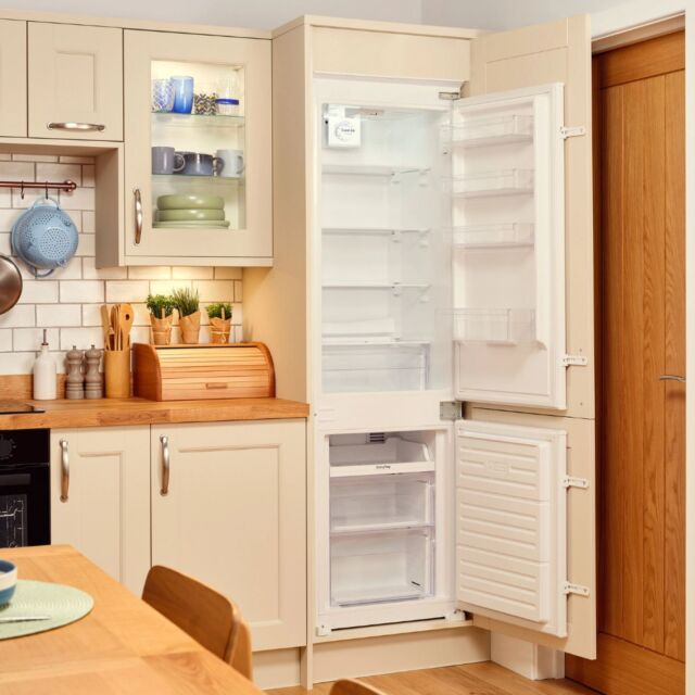 SENSIS RFCMBI015470EW Built In 70/30 Fridge Freezer